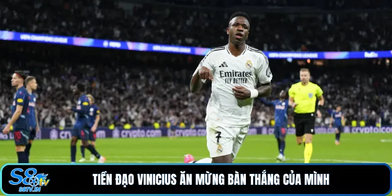 Tiền đạo Vinicius ăn mừng bàn thắng của mình 